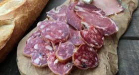 Saucisson de porc corse (et uniquement) sur sa planche de présentation ©MadoZiruddu 