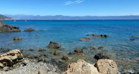 littoral sauvage entre mer et rochers en Corse
