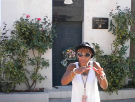 Marie-France devant la tombe de Tino Rossi dans le cimetière d'Ajaccio en Corse