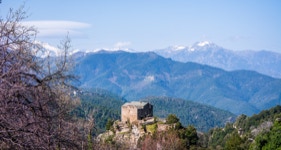 vue panoramique des montagnes enneigées depuis Morosaglia, en Corse