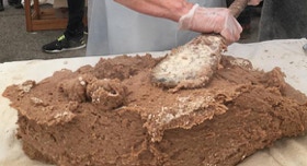 Préparation de la pulenda de farine de chataignes, traditionnelle en Corse ©MadoZiruddu 