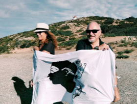 Delphine et Gino conducteur de tourisme, avec le drapeau corse dans le Cap Corse