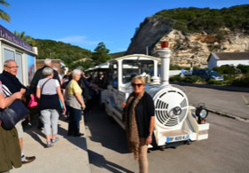 Monique avec son groupe au petit train touristique de Bonifacio en Corse
