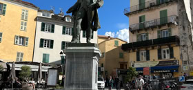 place Paoli au coeur de la ville de Corté en Corse