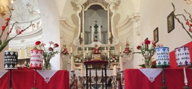 Eglise Sainte Marie Majeure à Bonifacio en Corse, décorée à l'occasion de la Semaine Sainte ©MadoZiruddu 