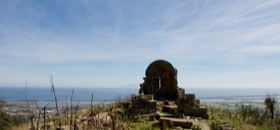 Ruines de la chapelle romane de Sant Andria sur les hauteurs de Biguglia, en Corse ©MadoZiruddu 