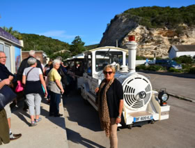 Monique avec son groupe au petit train touristique de Bonifacio en Corse