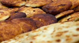 Falculelle, spécialité de Corté en Corse, à base de brocciu, sucre, farine, cuite au four sur une feuille de chataignier. ©MadoZiruddu  