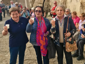 Francine accompagnées de clientes ravies à Notre Dame de la Serra à Calvi en Corse