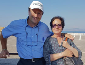Francine et un conducteur d'autocar de passage en Corse