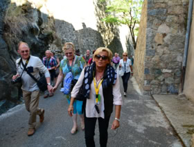 Monique pendant une visite de Corté en Corse