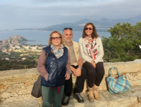 Valérie et ses clients italiens à Notre Dame de la Serra à Calvi en Corse