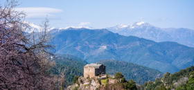 région de la Castagniccia en hiver et les sommets enneigés