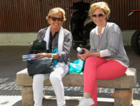 Monique et Mado pendant une pause à Bonifacio en Corse