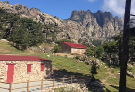 Village de Bavella au pied des aiguilles du même nom, commune de Quenza en Corse
