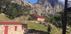 Village de Bavella au pied des aiguilles du même nom, commune de Quenza en Corse