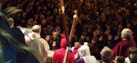 Cérémonie religieuse le soir du Vendredi Saint, qui reproduit la montée au Calvaire du Christ : le Catenacciu à Sartène en Corse ©MadoZiruddu 