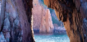 L'arche du Capo rosso dans le golfe de Porto en Corse