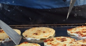 Migliacciole, spécialité à base de fromage frais cuite sur une plaque très chaude ©MadoZiruddu 