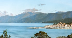 Saint-Florent au fond du golfe homonyme, protégé par les montagnes du Cap Corse ©MadoZiruddu 