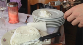 Brocciu, fromage frais corse AOP à déguster avec du sucre et de l'eau de vie en fin de repas ©MadoZiruddu 