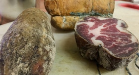 Charcuterie corse : saucisson et coppa ©MadoZiruddu 