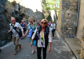 Monique pendant une visite de Corté en Corse