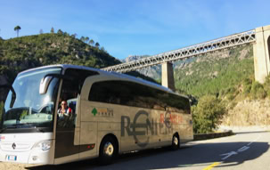 autocars de tourisme sur les routes de Corse