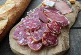 Saucisson de porc corse (et uniquement) sur sa planche de présentation ©MadoZiruddu 