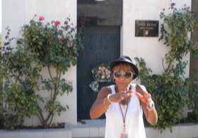Marie-France devant la tombe de Tino Rossi dans le cimetière d'Ajaccio en Corse