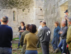 Delphine dans la chapelle romane de San Petru à Barbaghju en Corse