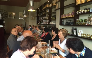 dégustation de spécialités de la cuisine corse dans une auberge